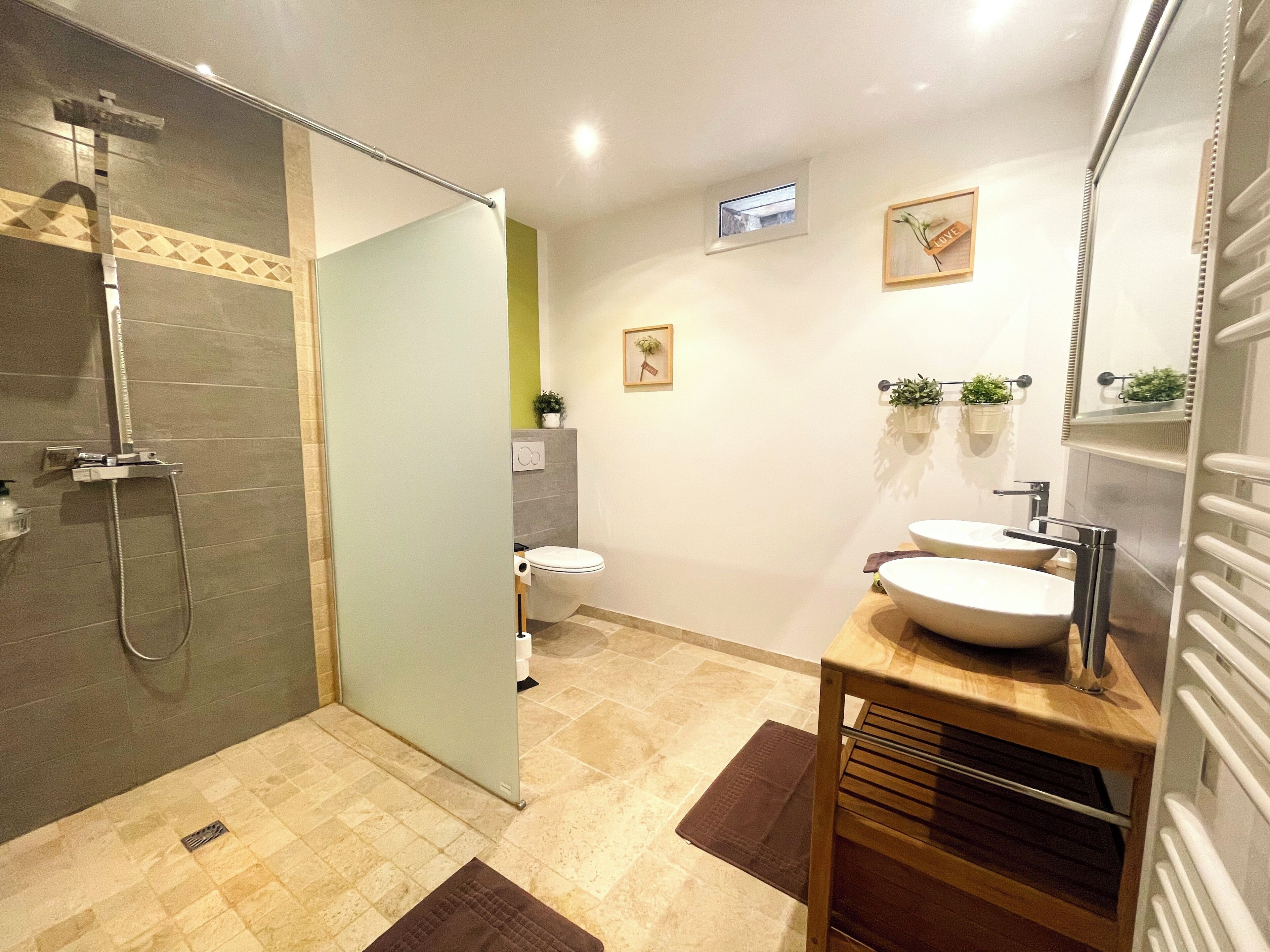 Habitación triple superior, vistas al patio | Baño | Ducha, artículos de higiene personal ecológicos y secador de pelo