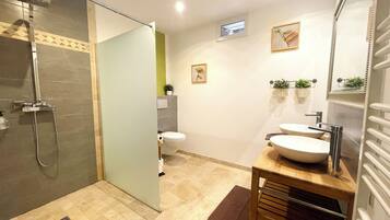 Habitación triple superior, vistas al patio | Baño | Ducha, artículos de higiene personal ecológicos y secador de pelo