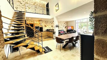 Een koelkast met diepvriezer, een microgolfoven, een oven, een kookplaat