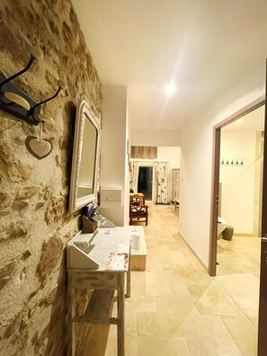 Superior Double Room, Courtyard View | Egyptian cotton sheets, premium bedding, memory foam beds, desk - La Petite Félixière, B&B indépendants à 10 min de Cholet, 25 min du Puy du Fou et 35 min de Nantes (Sèvremoine)
