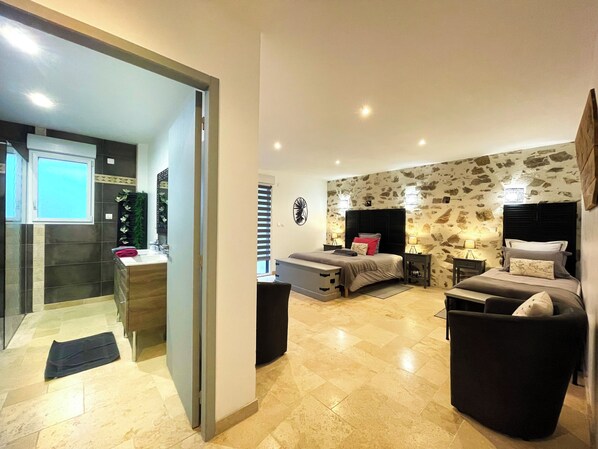 Habitación triple superior, vista al patio | Sábanas de algodón egipcio y ropa de cama de alta calidad 