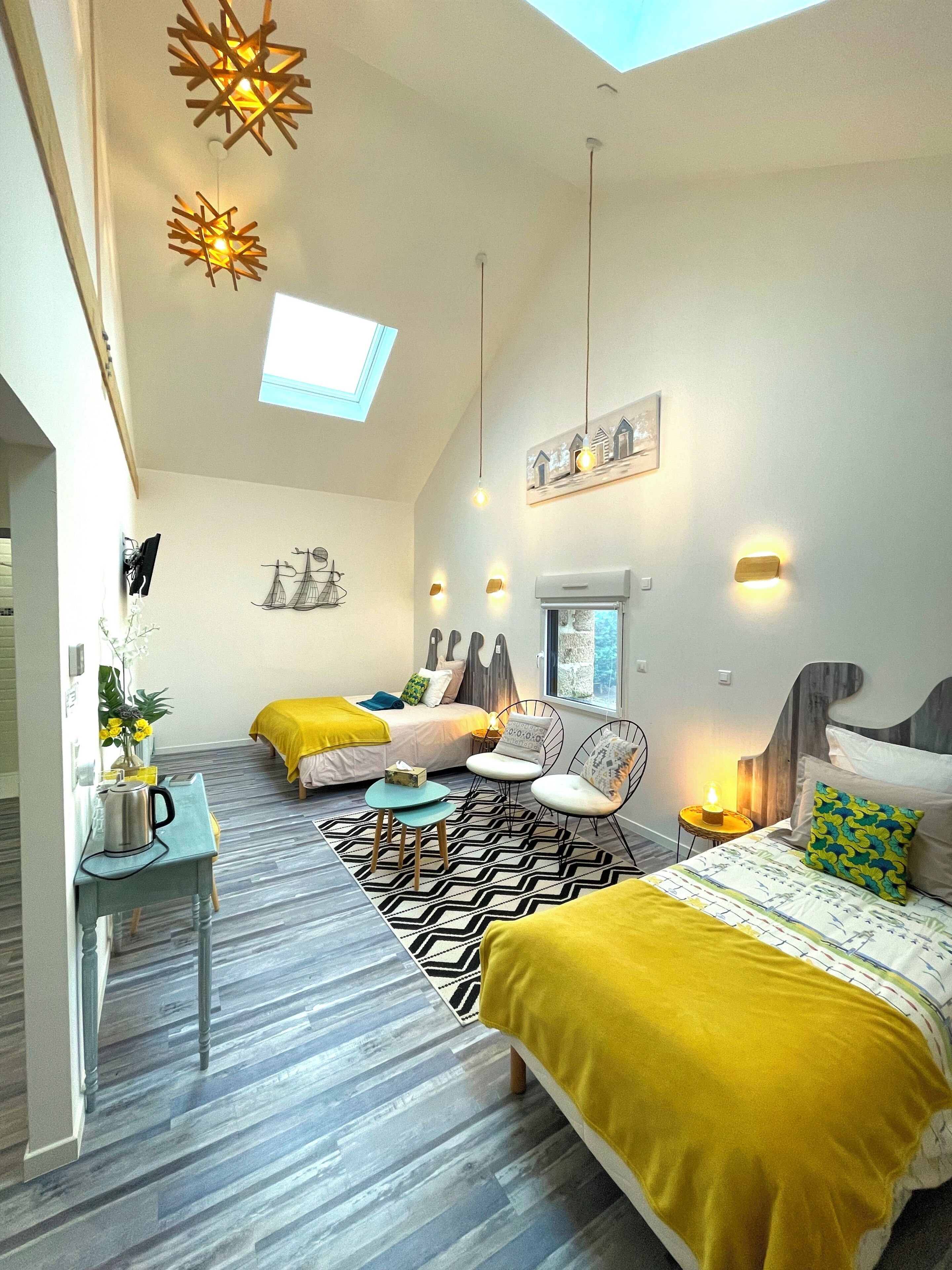 Habitación triple superior, vista al patio | Sábanas de algodón egipcio y ropa de cama de alta calidad 