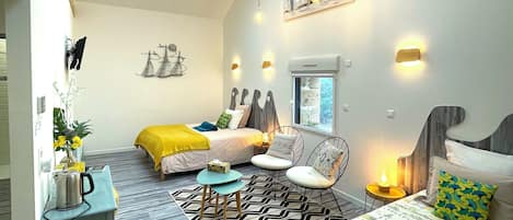 Habitación triple superior, vista al patio | Sábanas de algodón egipcio y ropa de cama de alta calidad
