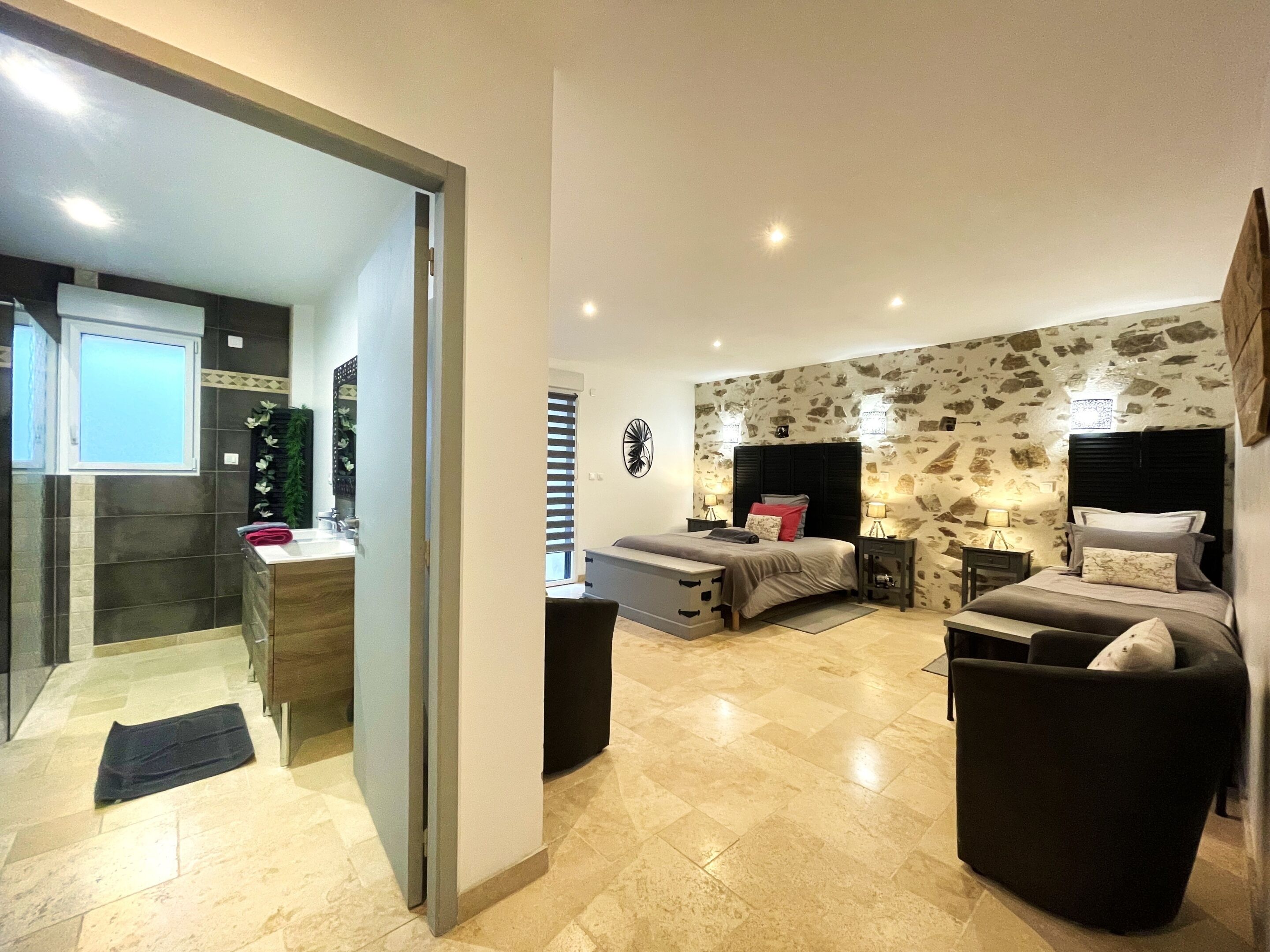 Quarto triplo superior, vista para o pátio | Roupas de cama de algodão egípcio, roupas de cama premium