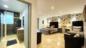 Quarto triplo superior, vista para o pátio | Roupas de cama de algodão egípcio, roupas de cama premium