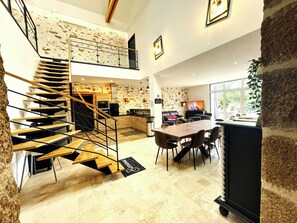 Full-sized fridge, microwave, oven, stovetop - La Petite Félixière, B&B indépendants à 10 min de Cholet, 25 min du Puy du Fou et 35 min de Nantes (Sèvremoine)