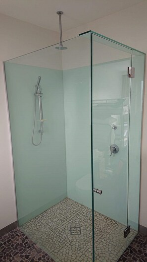 3 Bedroom House with 2 Bathrooms | Bathroom shower - Paradise Escapes - 001 (Cowes)