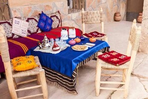 Free daily buffet breakfast - Auberge Afoud (Bou Azmou)