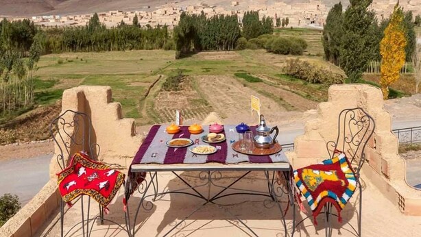 Mesa al aire libre con vistas a un pueblo al fondo.