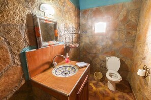 Shower, rainfall showerhead, hair dryer, towels - Auberge Afoud (Bou Azmou)