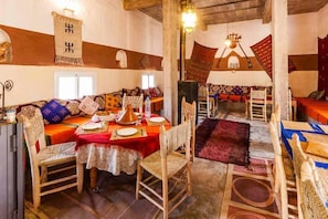 2 间餐厅,供应早餐、午餐和晚餐,地方菜