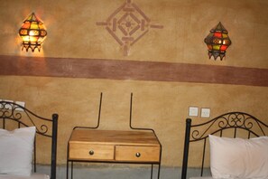 办公桌、遮光窗帘、折叠床/加床(额外收费)、WiFi