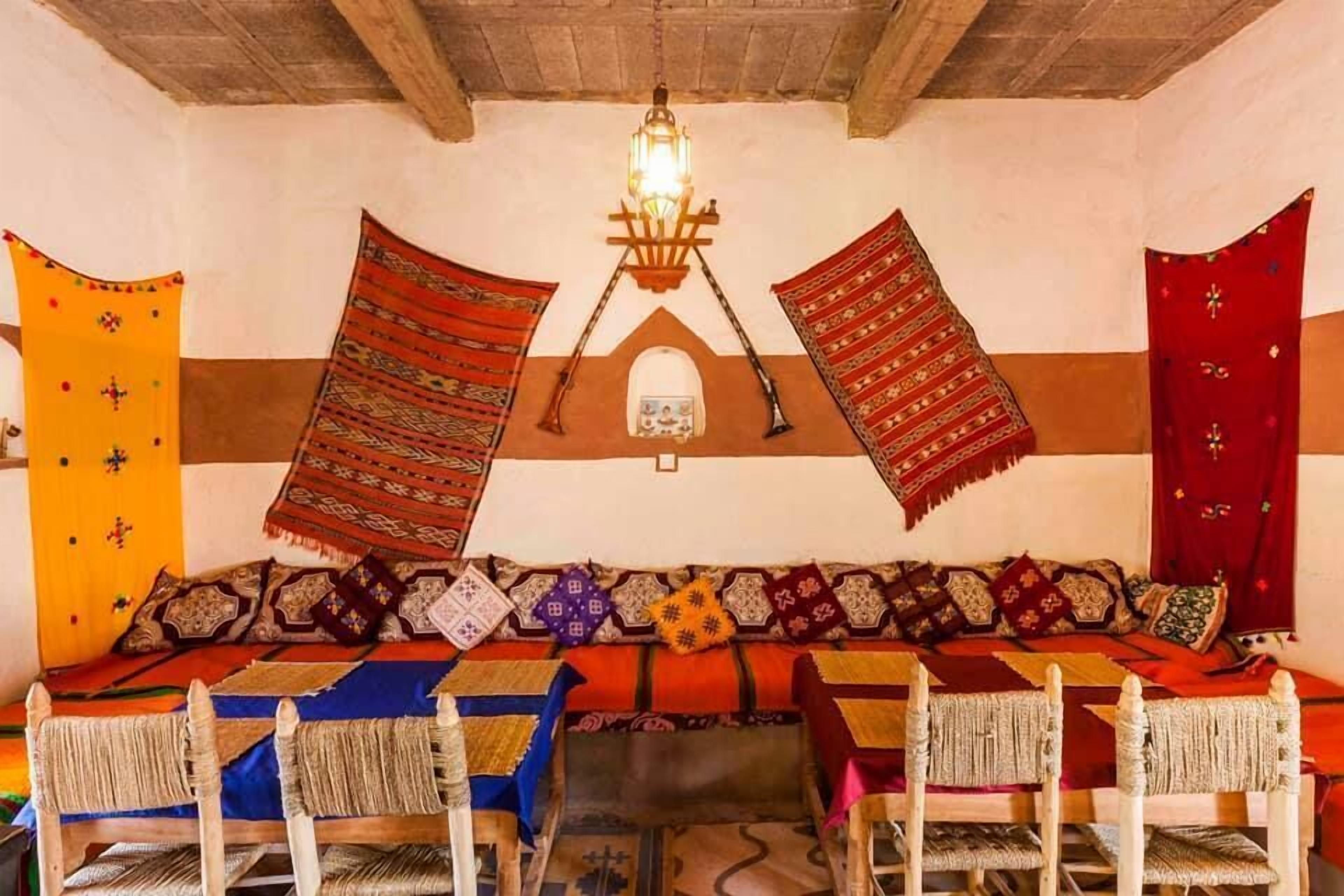 2 restaurantes; se sirve desayuno, almuerzo y cena; cocina local