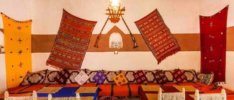 2 restaurantes; se sirve desayuno, almuerzo y cena; cocina local