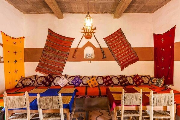 2 restaurants; breakfast, lunch, and dinner served - Auberge Afoud (Bou Azmou)
