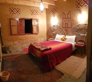 Escritorio, cortinas blackout, camas plegables/adicionales y wifi 