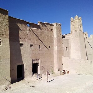 Front of property - Auberge Afoud (Bou Azmou)
