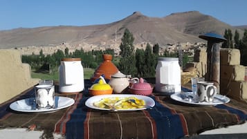 2 restaurantes, se sirven desayunos, comidas, cenas y cocina local