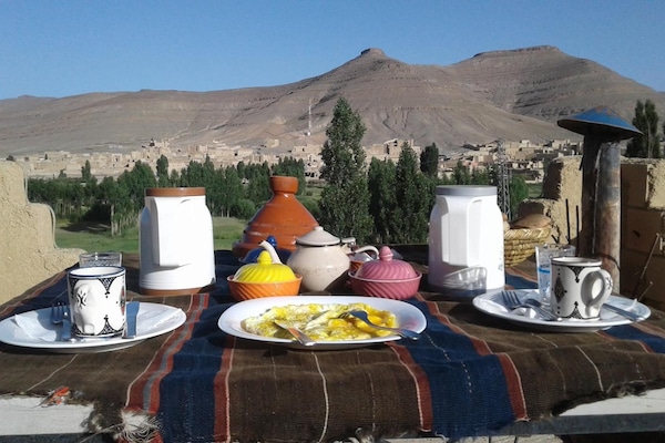 2 restoran, melayani sarapan, makan siang; sajian masakan lokal