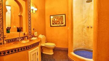 Douche, douche à « effet pluie », sÚche-cheveux, chaussons