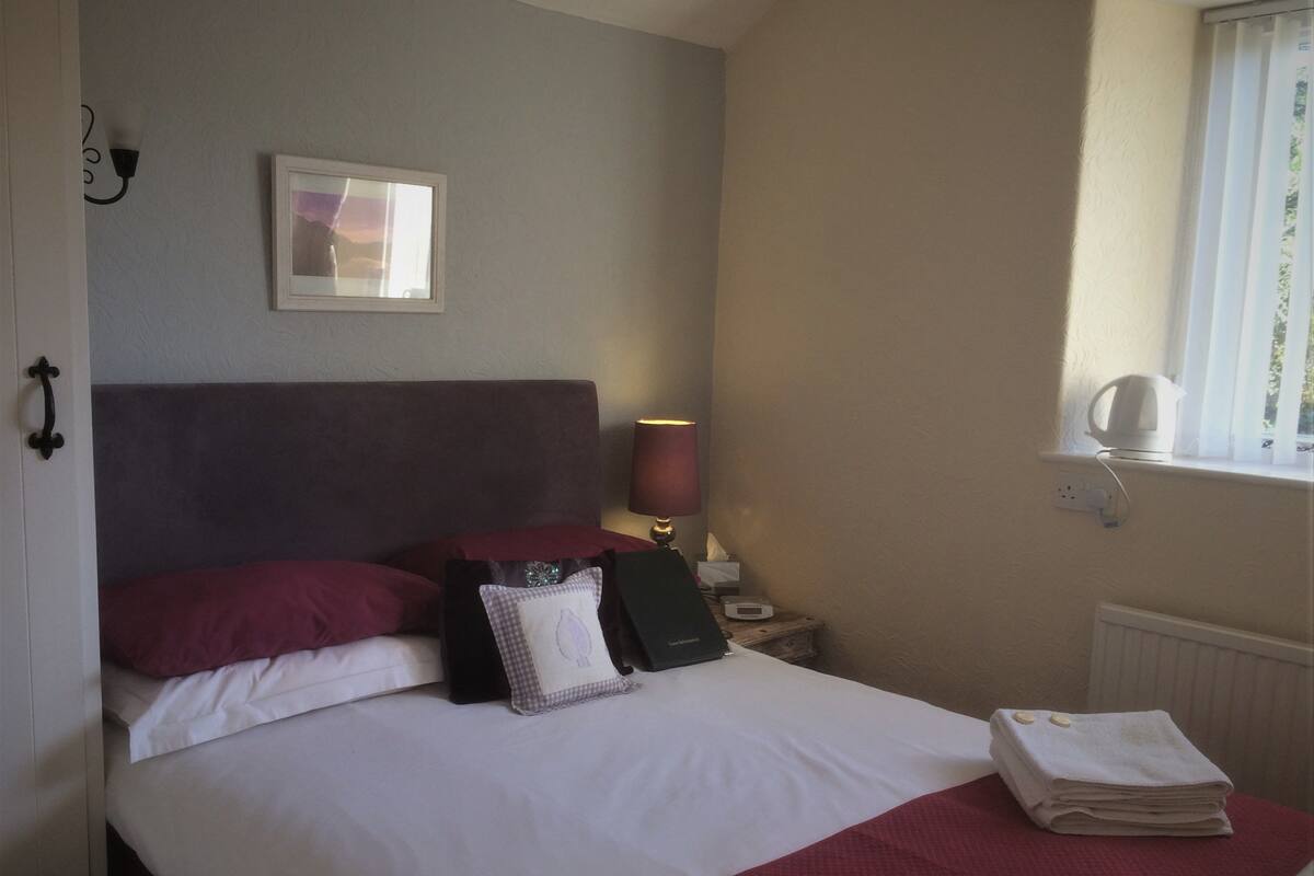 Small Double Room (Room 1) | Free WiFi, bed sheets