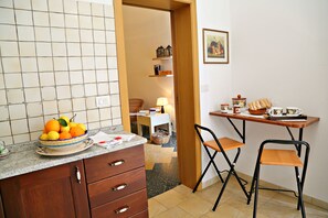 อาหารเช้าแบบคอนติเนนทัลทุกวัน (EUR 5 ต่อคน)