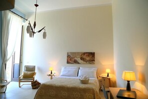 Desk, blackout curtains, soundproofing, iron/ironing board - Balcone su Otranto (Otranto)