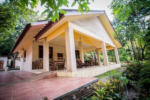 Eenvoudige villa | Verduisterende gordijnen, gratis wifi, beddengoed