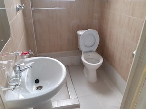 Dusche, kostenlose Toilettenartikel, Handtücher, Seife