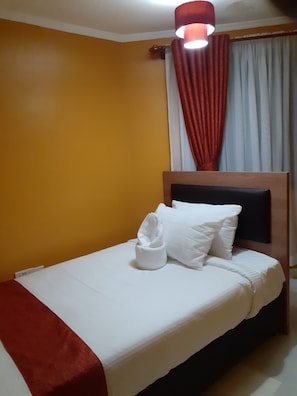 Single Room | Premium bedding, iron/ironing board, free WiFi, bed sheets