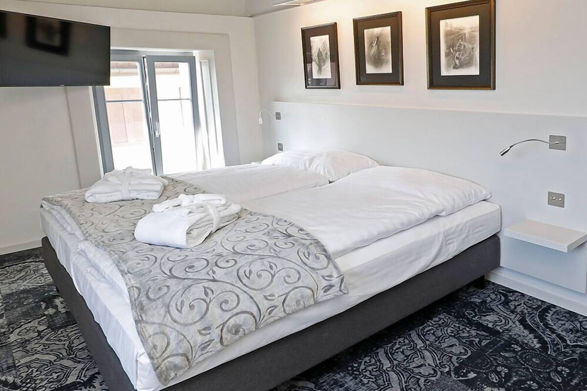 Quarto luxo | Cofres nos quartos, escrivaninha, quartos à prova de som