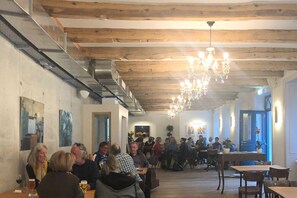 Der serveres morgenmad, frokost, aftensmad og brunch