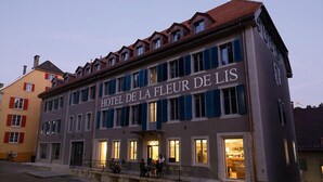 Front of property - evening/night - Hotel Fleur de Lis (Le Locle)