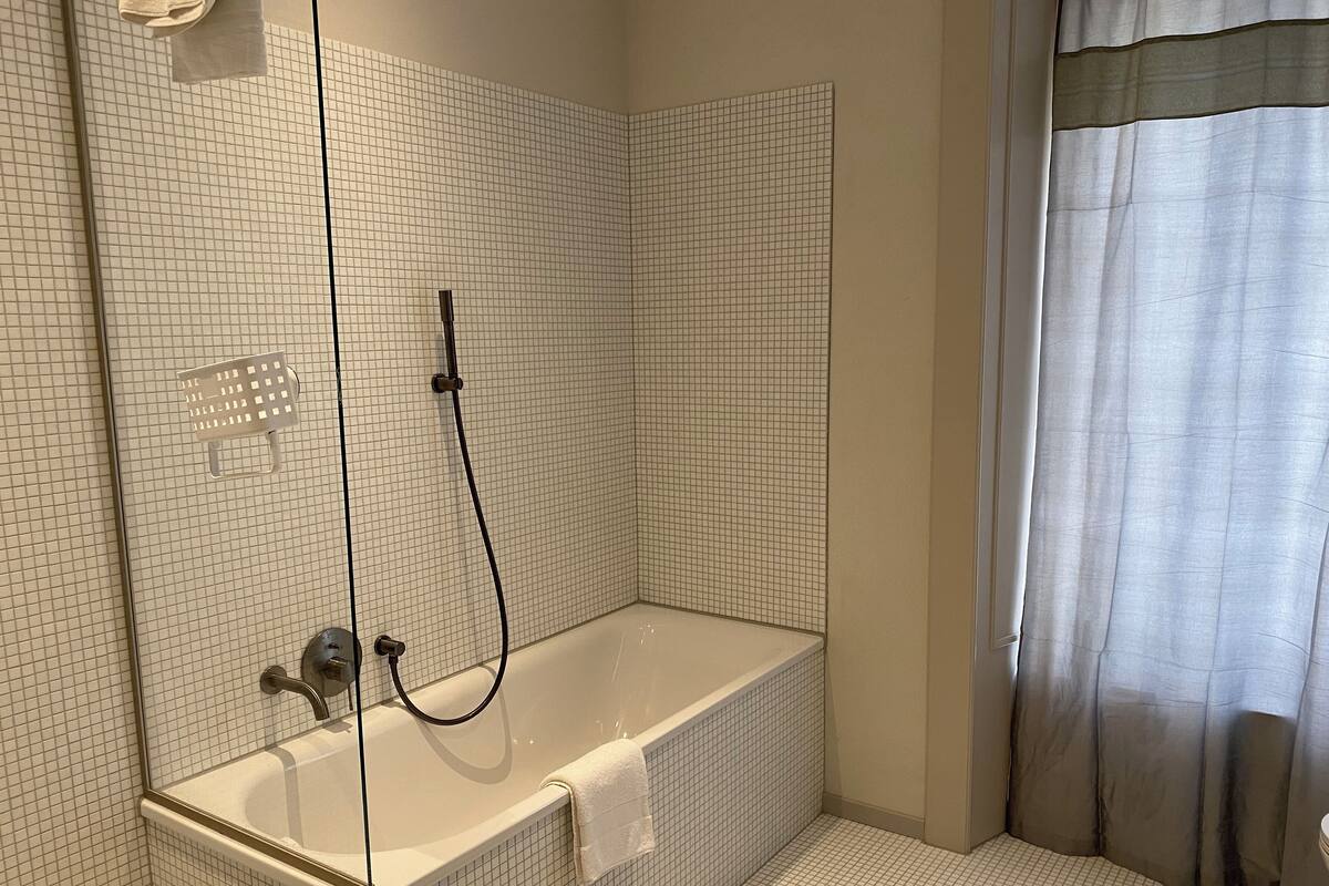 Estúdio executivo, cozinha americana | Cofres nos quartos, escrivaninha, quartos à prova de som