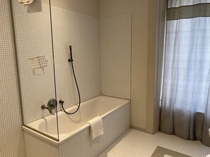Executive-Studio, Kochnische | Zimmersafe, Schreibtisch, schallisolierte Zimmer, Bügeleisen/Bügelbrett