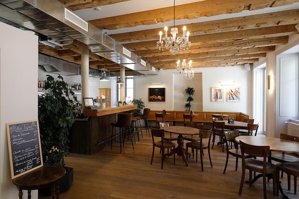 Breakfast, lunch, dinner served; French cuisine - Hotel Fleur de Lis (Le Locle)