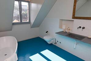 Executive Studio | Bathroom | Shower, towels - Hotel Fleur de Lis (Le Locle)