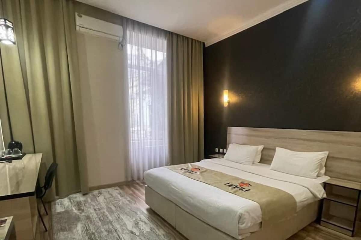 Kamar Double atau Twin Standar | Meja kerja, tirai kedap cahaya, kedap suara, dan setrika/meja setrika
