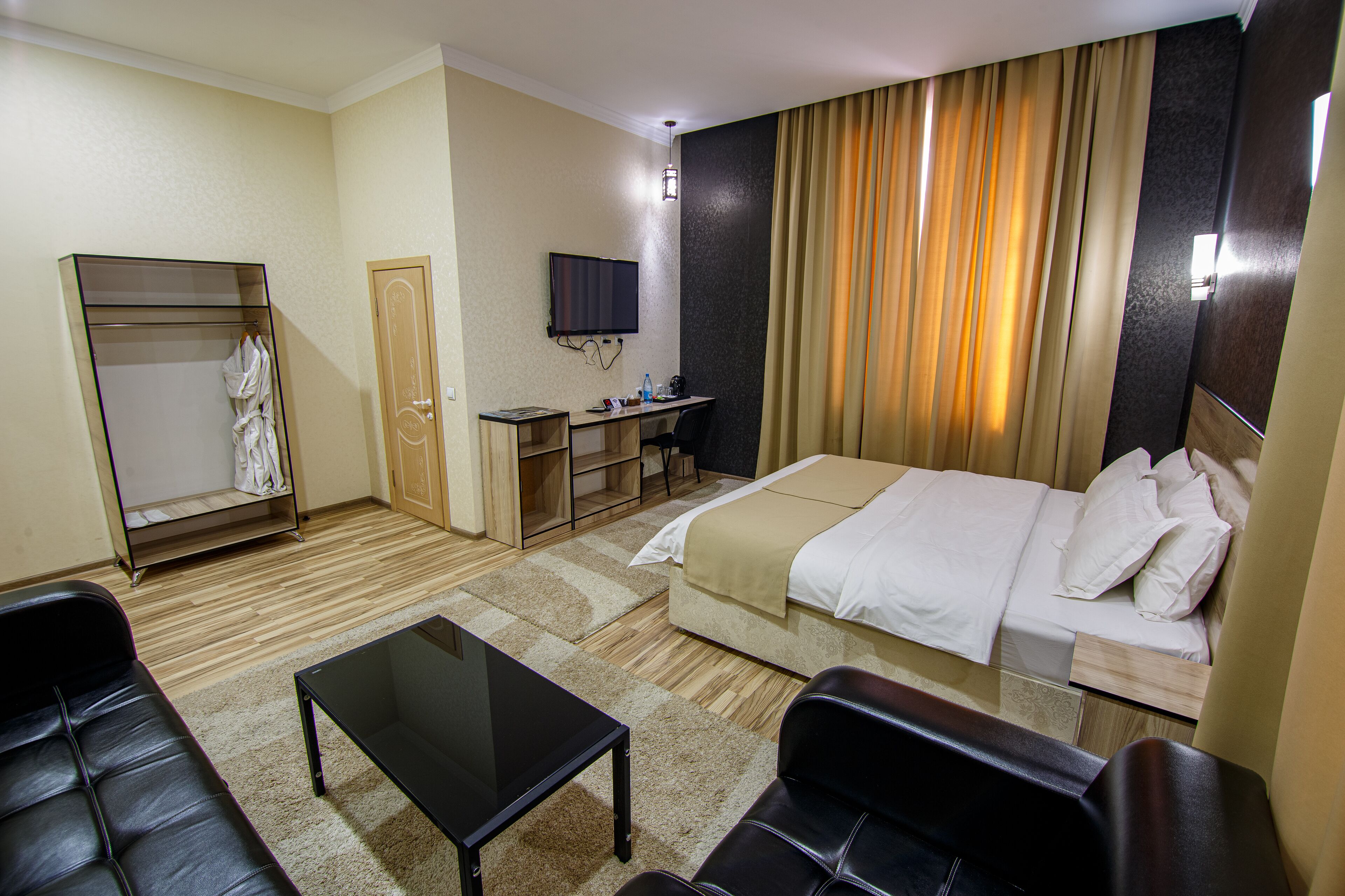 Studio Suite Bisnis, pemandangan kota | Meja kerja, tirai kedap cahaya, kedap suara, dan setrika/meja setrika