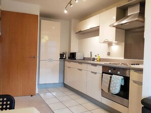 Apartment | Private kitchen | Fridge, microwave, oven, stovetop - Stylish Park Central Apartment (Birmingham)