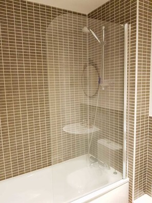 Appartement | Salle de bain | Ensemble baignoire-douche, serviettes fournies, savon
