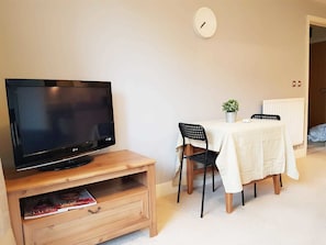 Apartment | Living room | Flat-screen TV