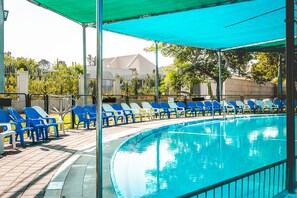 시즌별로 운영되는 야외 수영장, 10:00 ~ 19:00 오픈, 수영장 파라솔, 시설 내 인명구조원