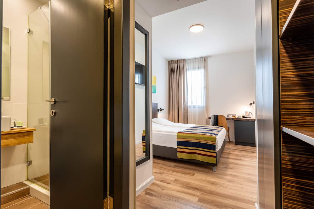 basic double room | minibar, desk, laptop workspace, free wifi