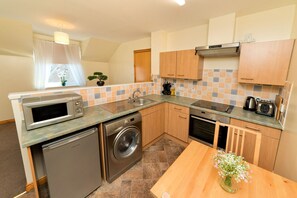 Fridge, microwave, oven, electric kettle - Prime Location Aberdeen (Aberdeen)