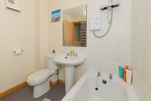 Badewanne und Dusche (separat), kostenlose Toilettenartikel