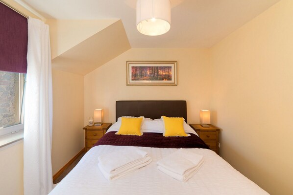 1 bedroom, memory foam beds, laptop workspace, blackout drapes - Prime Location Aberdeen (Aberdeen)