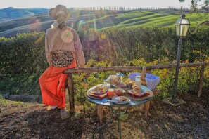 Tägliches kontinentales Frühstück (12 EUR pro Person)