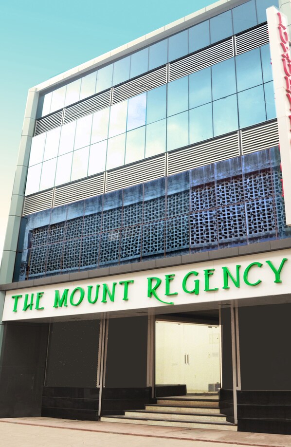 Un bâtiment sur lequel on peut lire l’inscription : « The Mount Regency ».