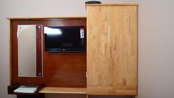Un mueble de madera con un televisor de pantalla plana montado sobre una pared de madera.